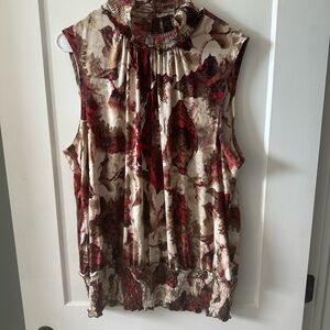 Chic Sleeveless Blouse in Red and Cream